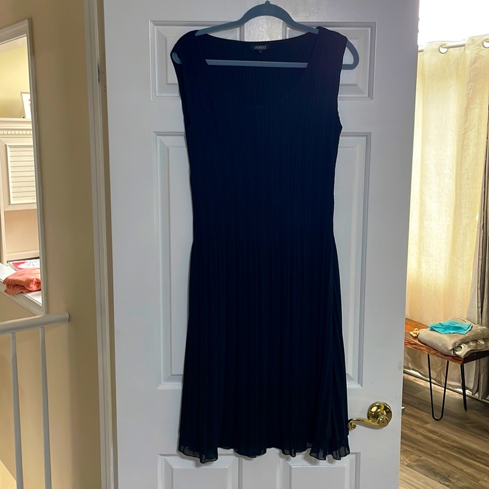 Veeca sleeveless pleated black dress. Size large.
